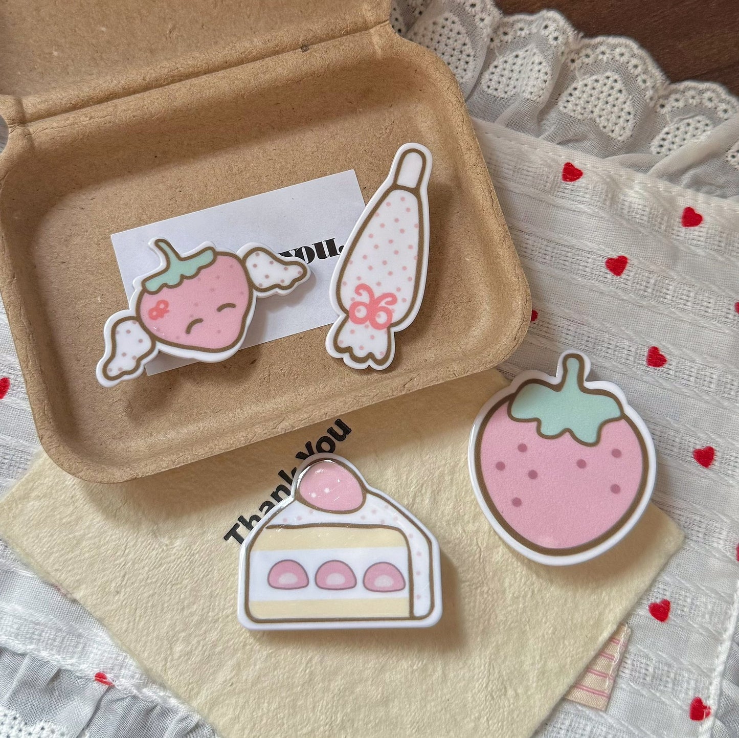 粉色壓克力草莓髮夾－商品主圖｜https://igowo.tw/