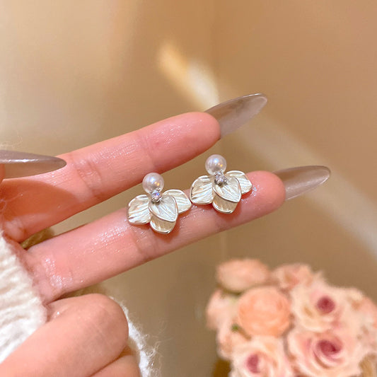 珍珠花朵復古耳釘－商品主圖｜https://igowo.tw/