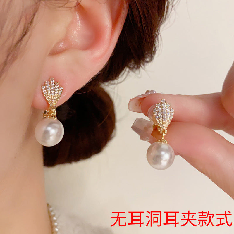 珍珠鋯石樹葉微鑲耳夾－商品主圖｜https://igowo.tw/