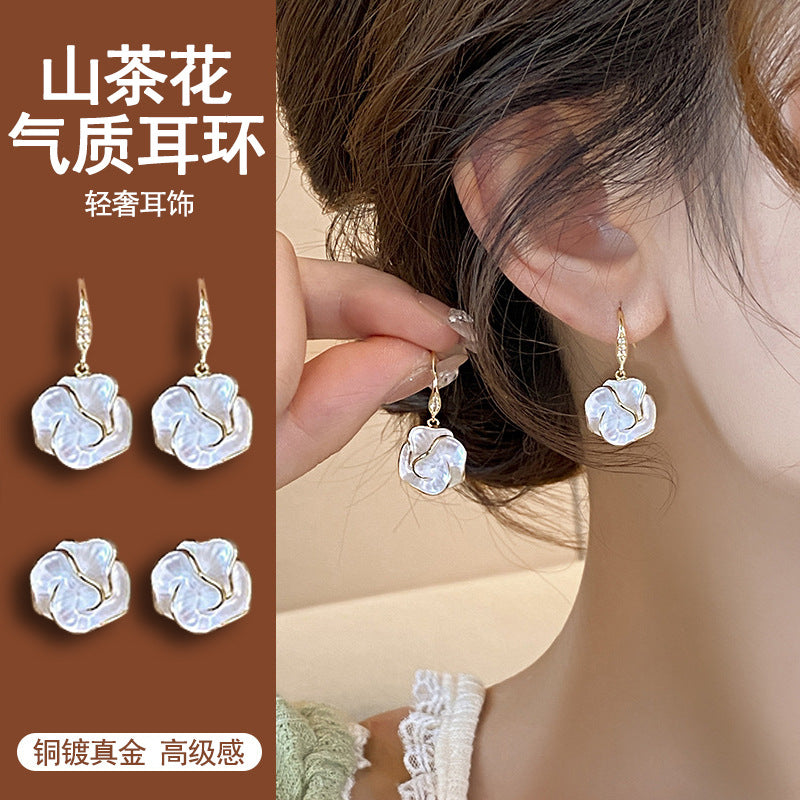 琺瑯鋯石山茶花耳環－商品主圖｜https://igowo.tw/