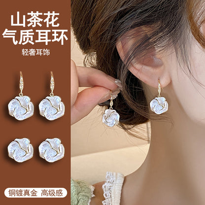 琺瑯鋯石山茶花耳環－商品主圖｜https://igowo.tw/