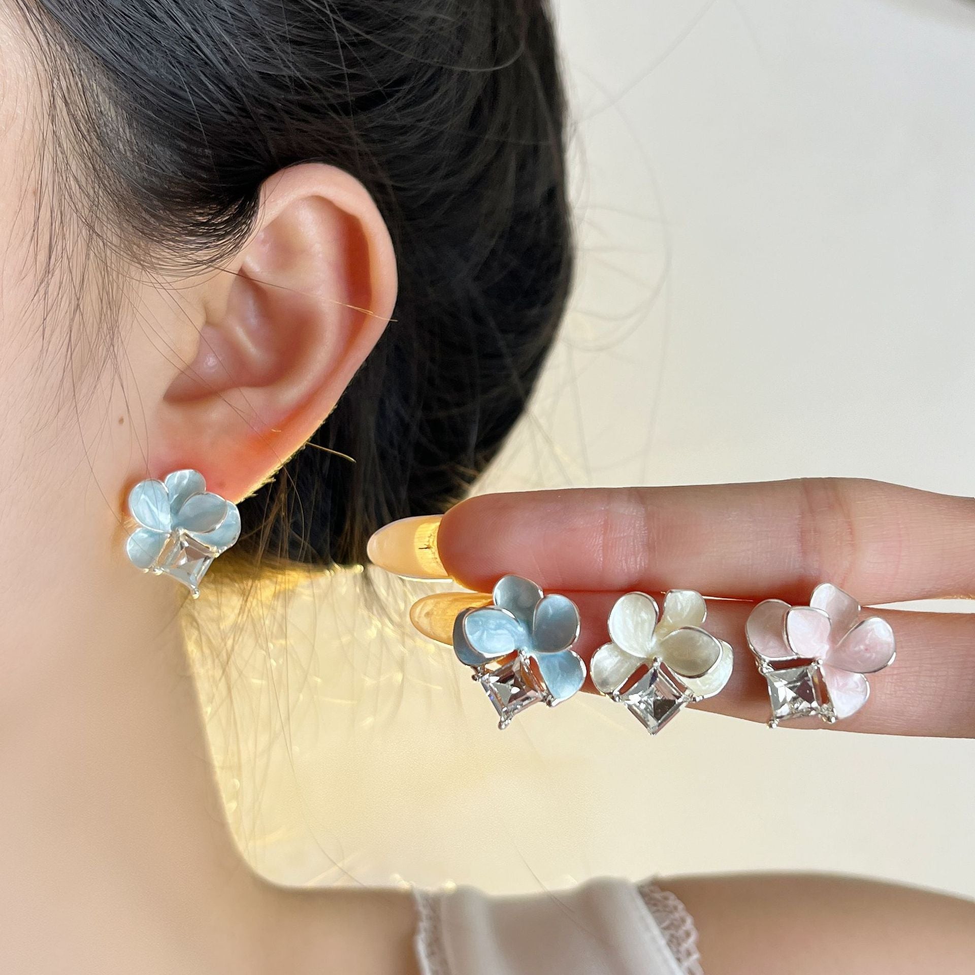 鋯石花朵微鑲耳釘－細節特寫3｜https://igowo.tw/