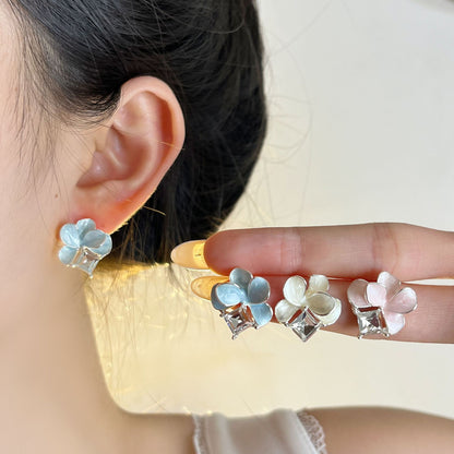 鋯石花朵微鑲耳釘－細節特寫3｜https://igowo.tw/