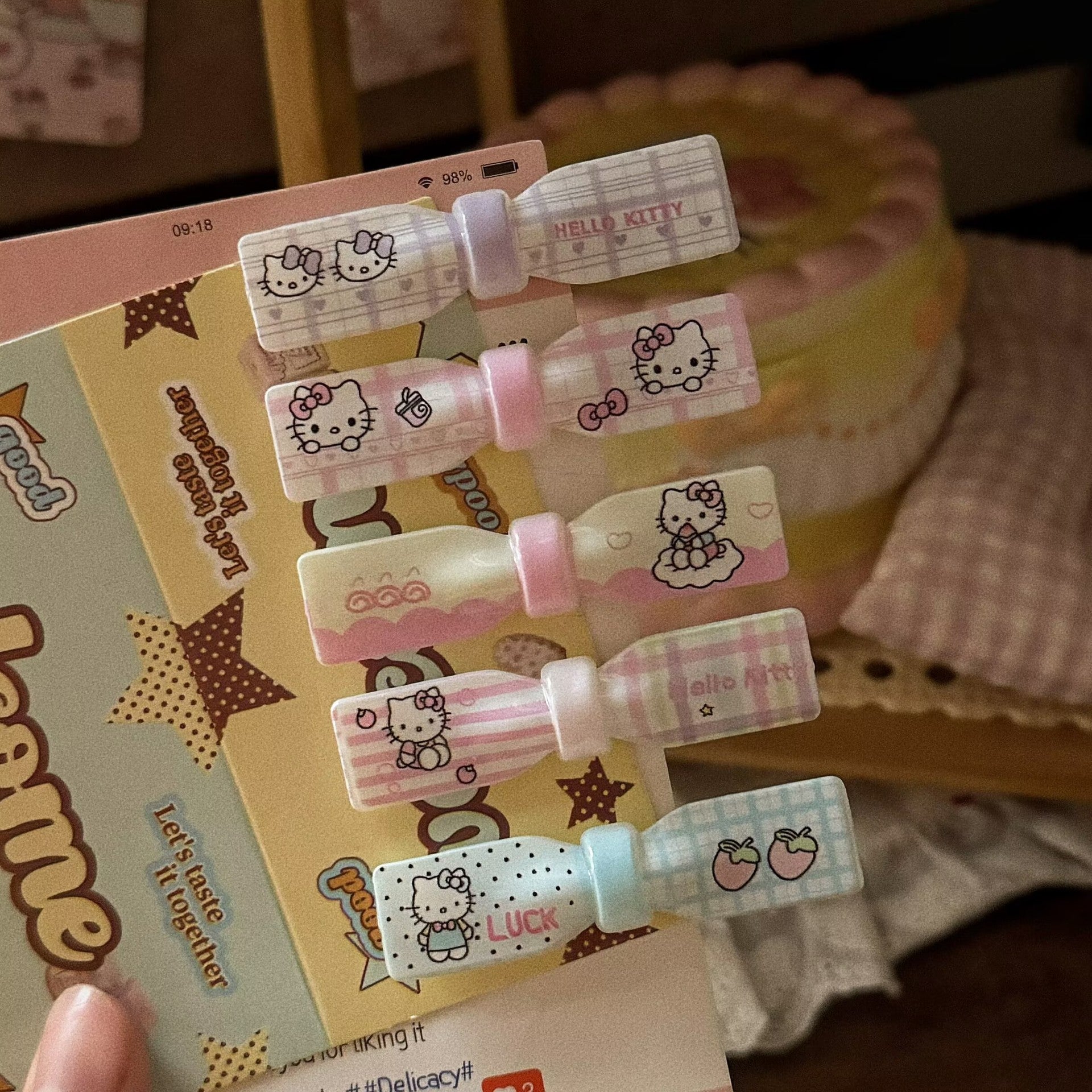 繽紛貓咪領結髮夾－商品主圖｜https://igowo.tw/