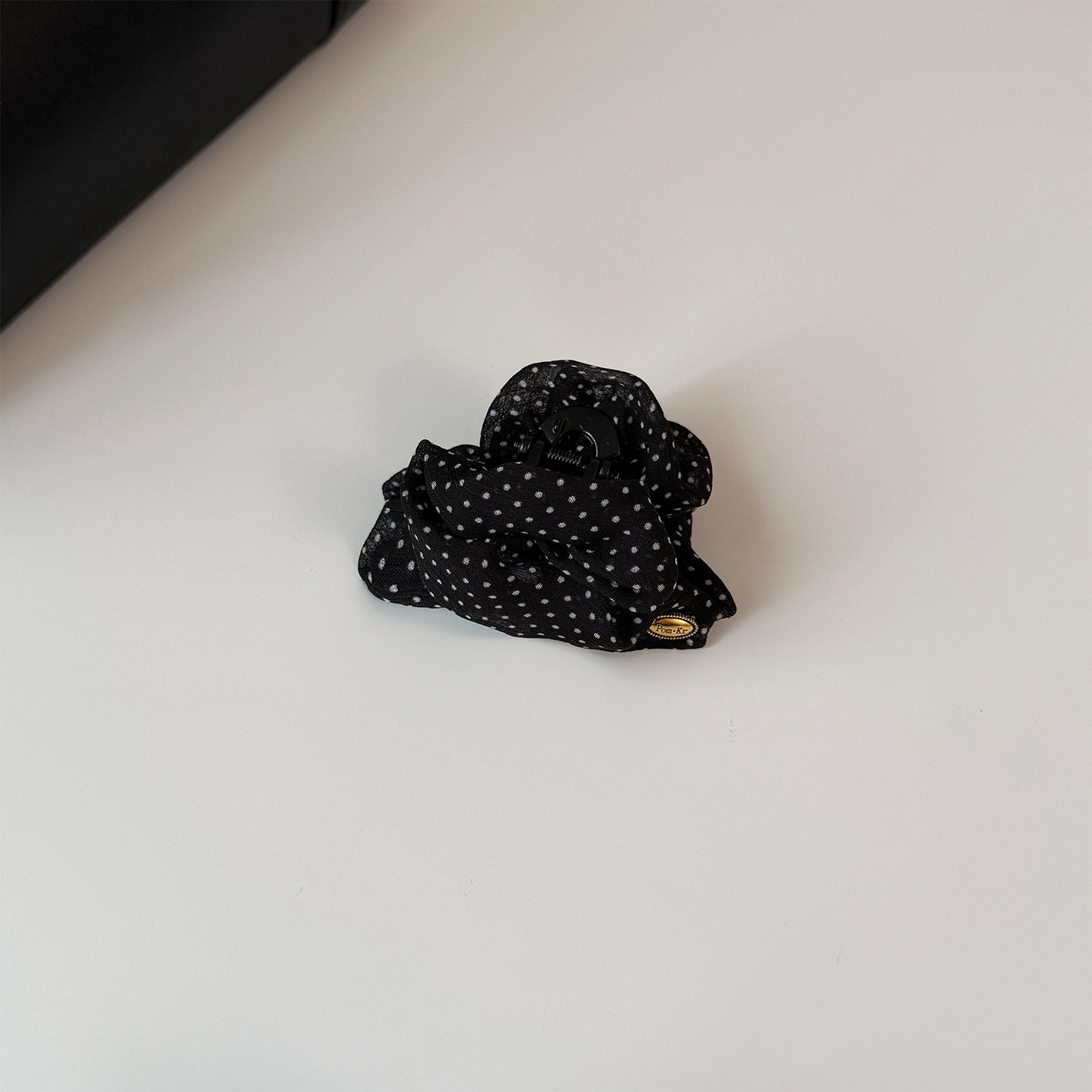 撞色網紗波點鯊魚夾－細節特寫4｜https://igowo.tw/