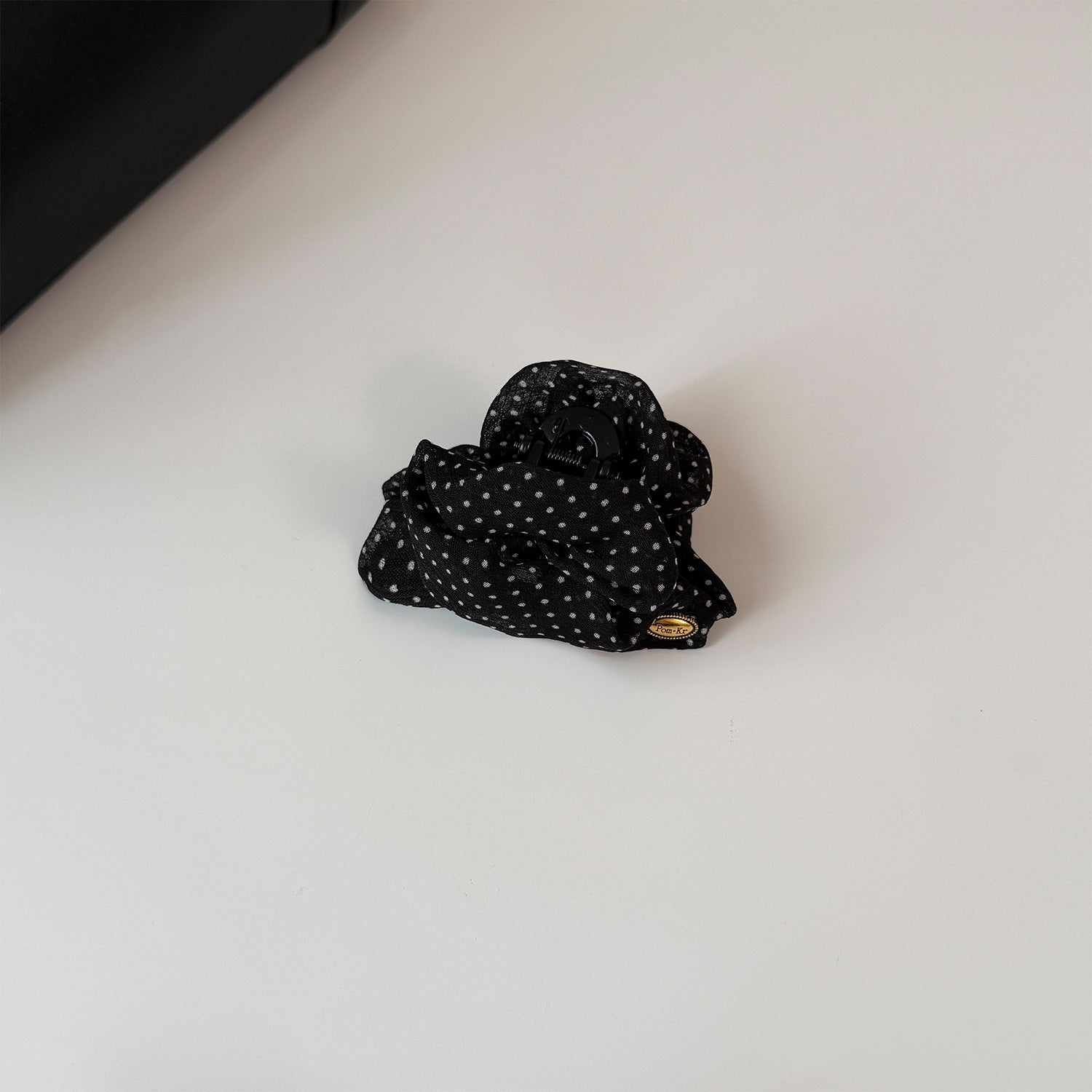 撞色網紗波點鯊魚夾－細節特寫4｜https://igowo.tw/