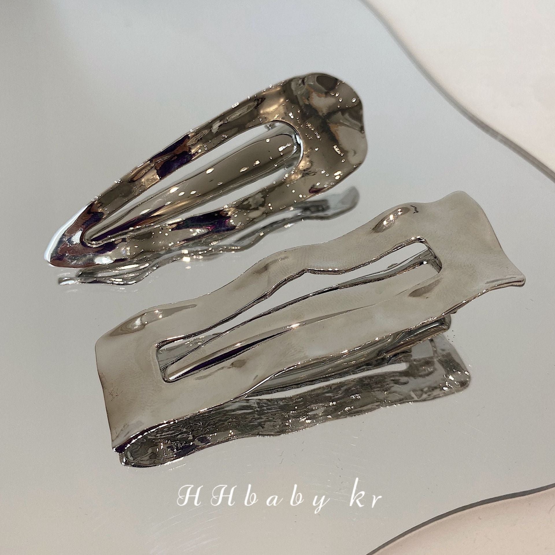 金屬水波紋簡約髮夾－商品主圖｜https://igowo.tw/