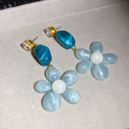 藍色樹脂花朵誇張耳環