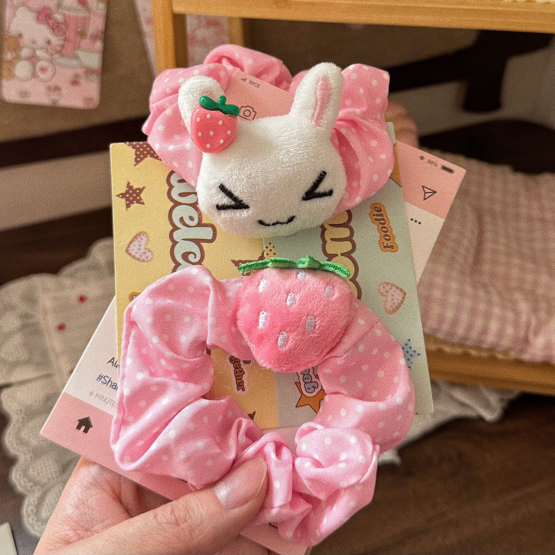 草莓兔子髮圈－商品主圖｜https://igowo.tw/