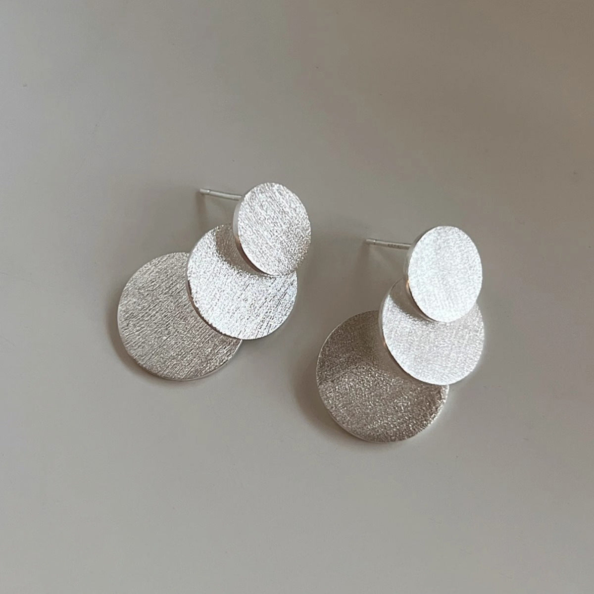 圓片拉絲長版耳釘－商品主圖｜https://igowo.tw/