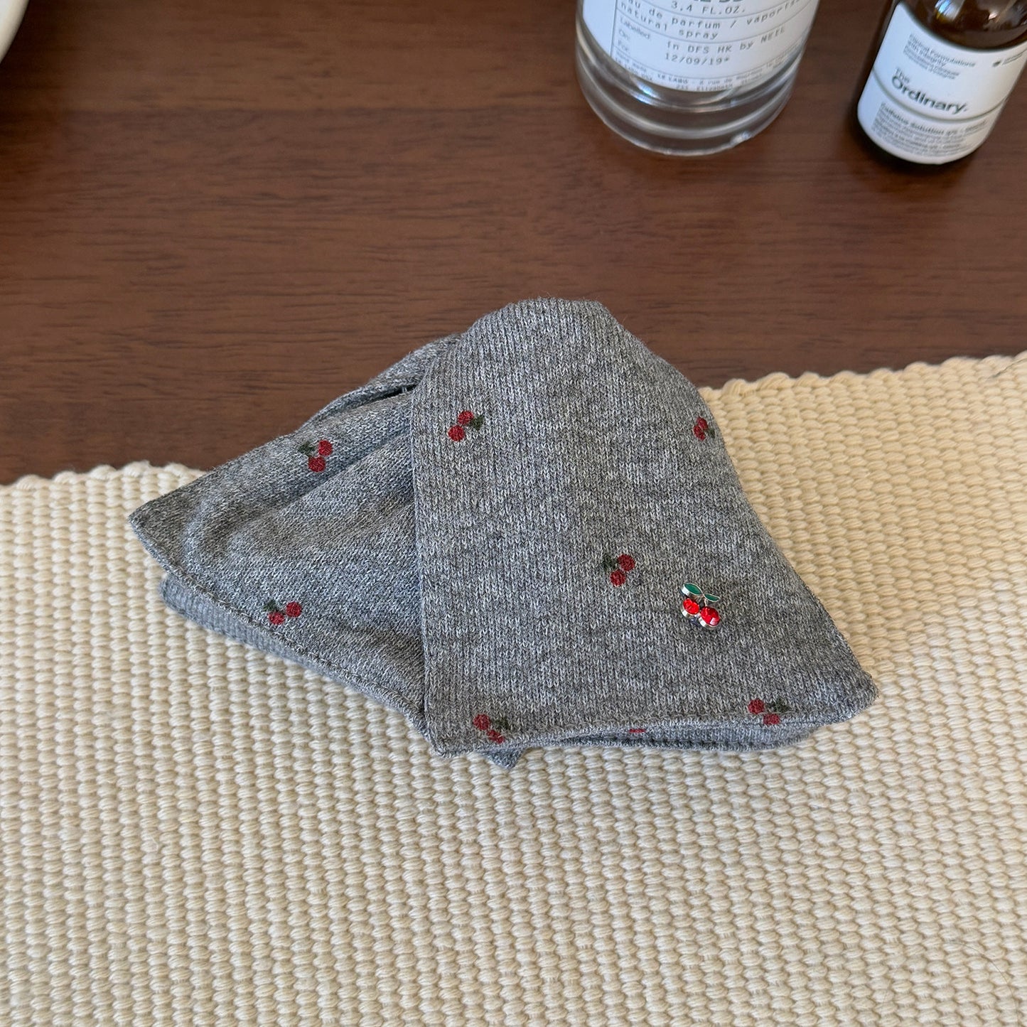 灰色櫻桃三角形鯊魚夾