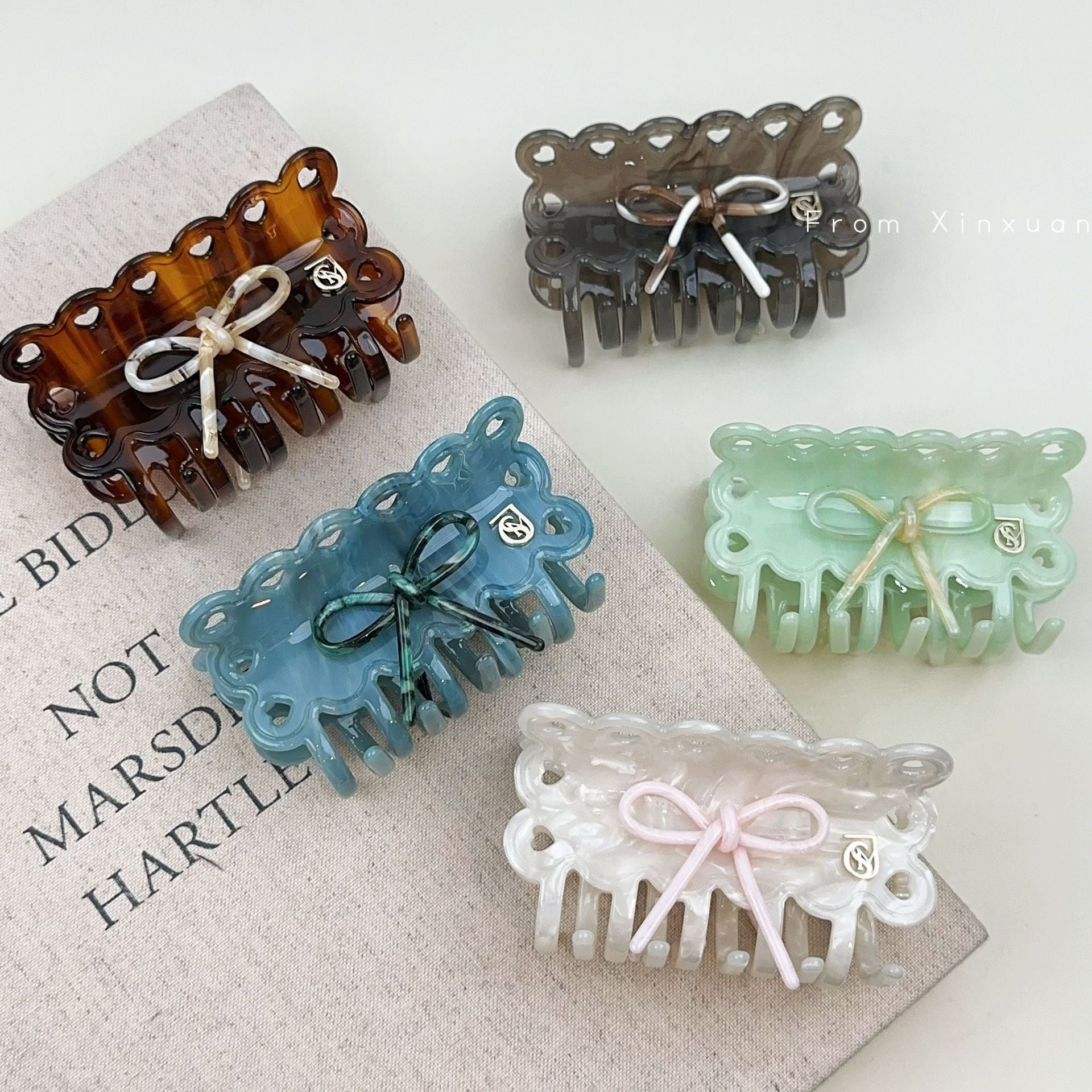 蝴蝶結鏤空鯊魚夾－商品主圖｜https://igowo.tw/