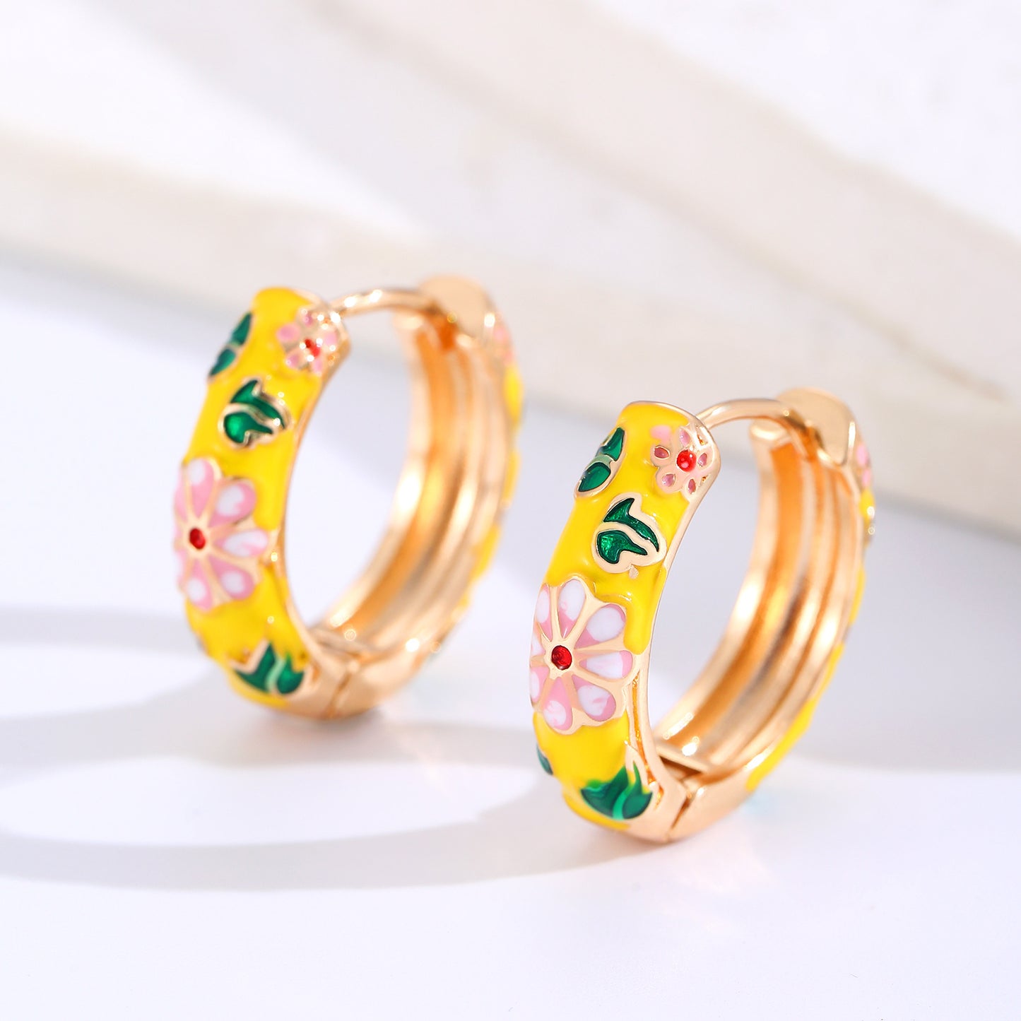 彩色琺瑯花朵復古耳扣－細節特寫6｜https://igowo.tw/