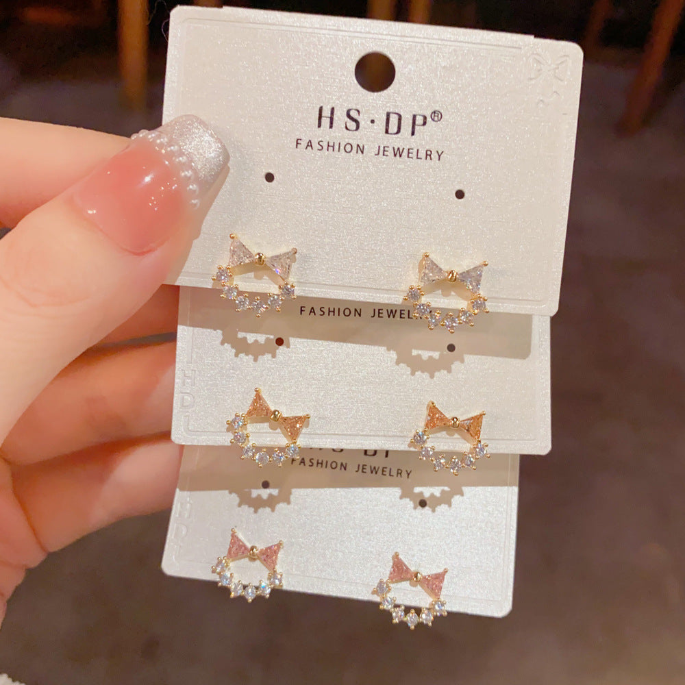 鋯石蝴蝶結小巧耳釘－細節特寫1｜https://igowo.tw/