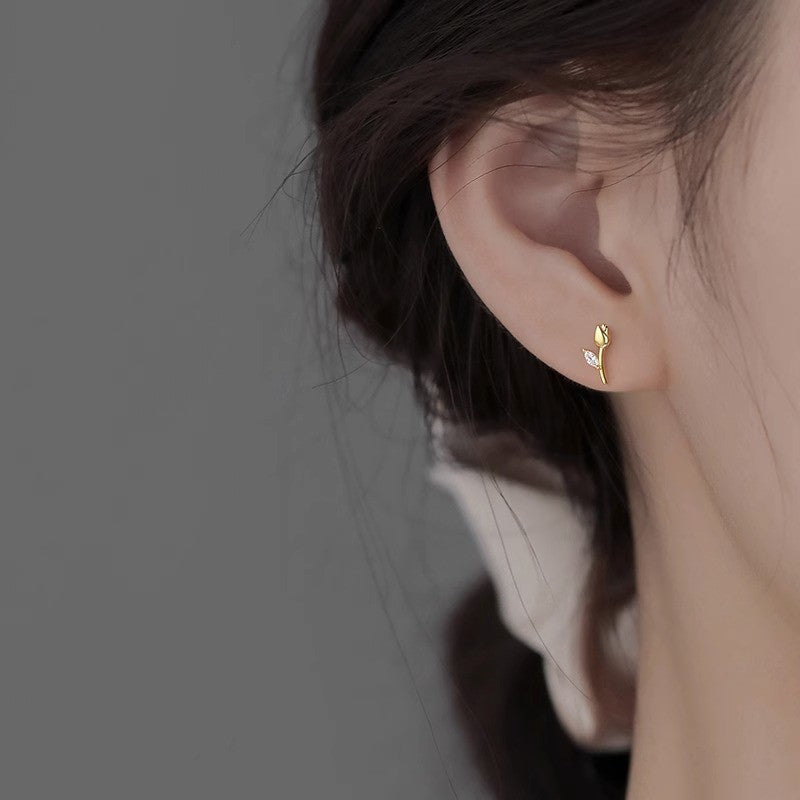 S925彩色鋯石愛心耳釘－一對款細節｜https://igowo.tw/