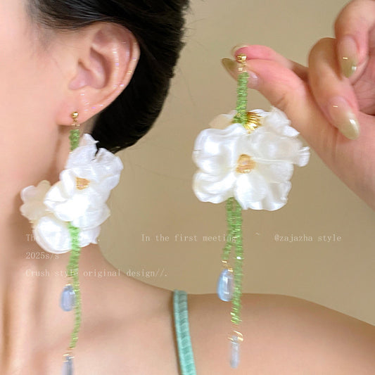 綠色水晶花朵誇張耳環－商品主圖｜https://igowo.tw/