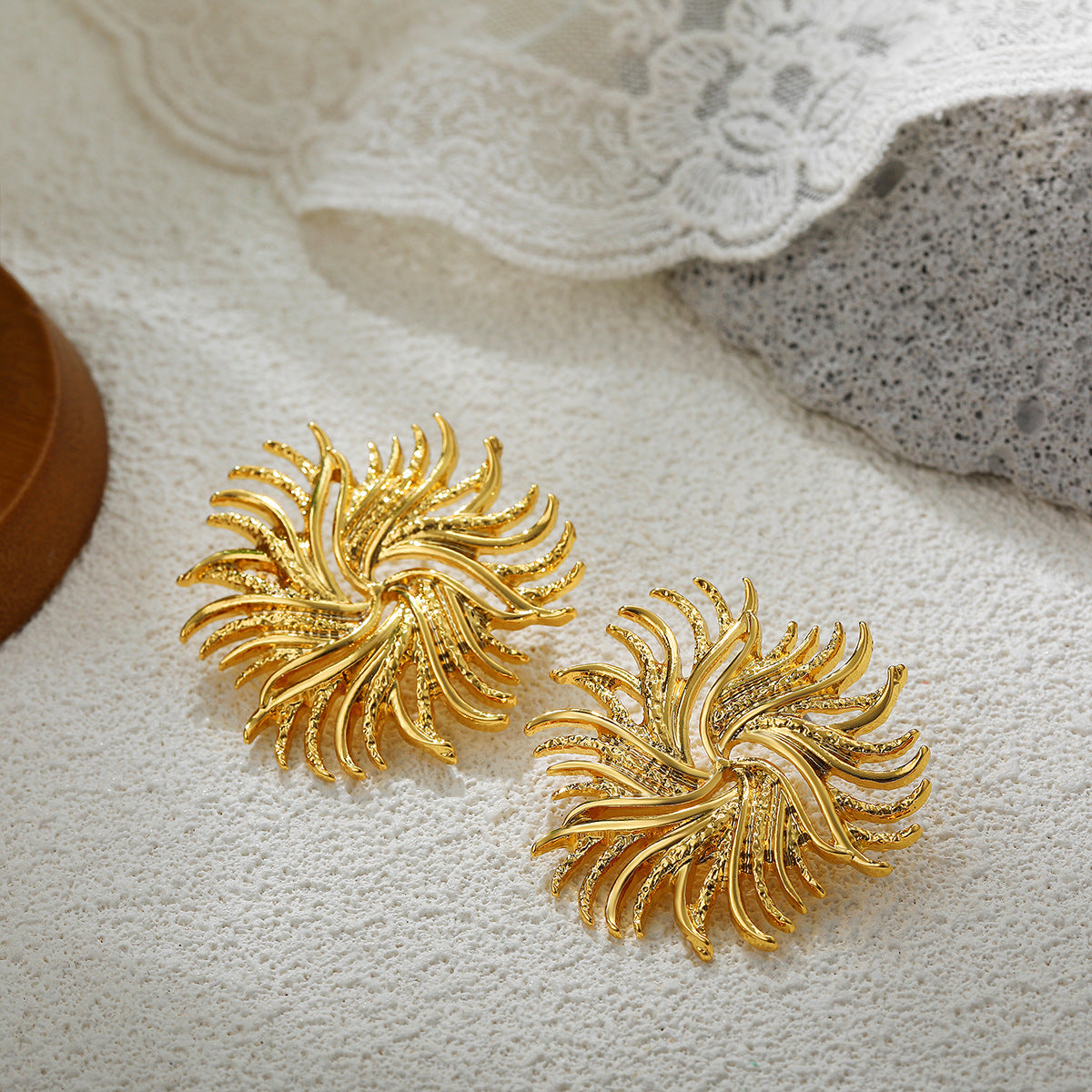 金色太陽花誇張耳環－細節特寫1｜https://igowo.tw/