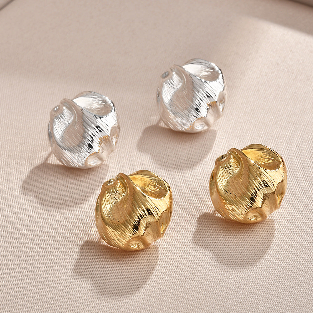 金屬愛心拉絲復古耳釘－細節特寫1｜https://igowo.tw/