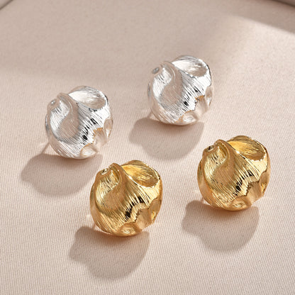 金屬愛心拉絲復古耳釘－細節特寫1｜https://igowo.tw/