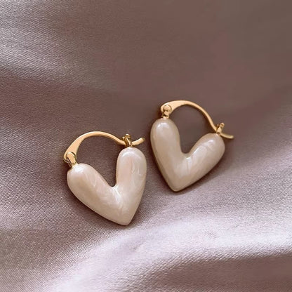 銀針愛心鑲鑽耳釘－細節特寫101｜https://igowo.tw/