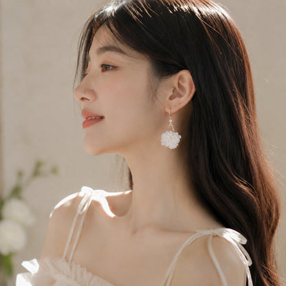 白色花朵簡約耳環－商品主圖｜https://igowo.tw/
