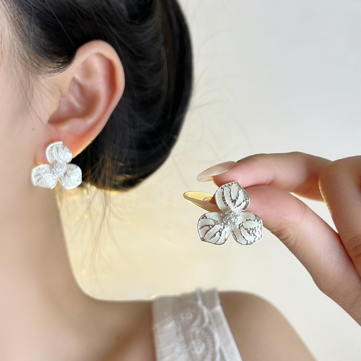 琺瑯花朵復古耳釘－細節特寫4｜https://igowo.tw/