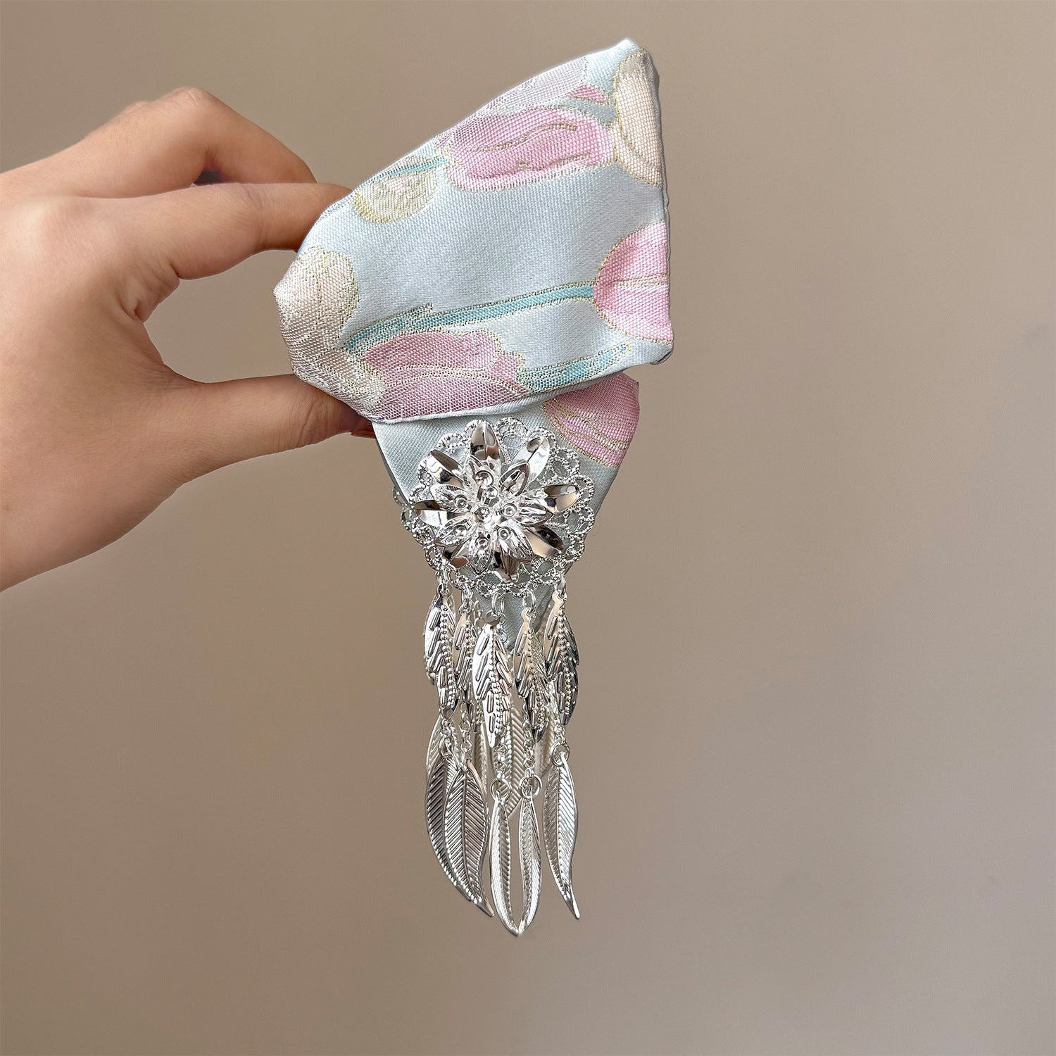 銀色流蘇刺繡鯊魚夾－商品主圖｜https://igowo.tw/