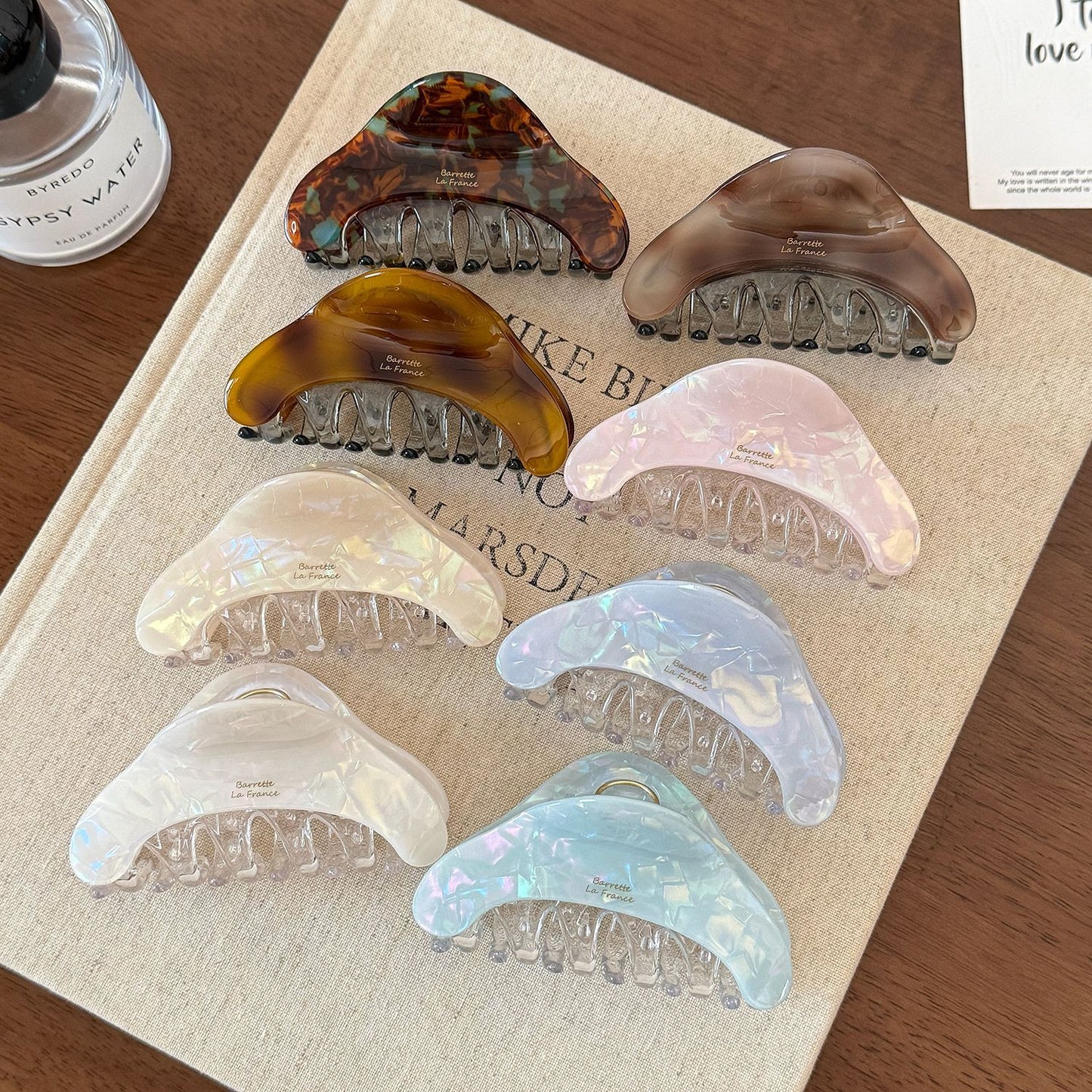 醋酸板材鏤空鯊魚夾－粉色幻彩款細節｜https://igowo.tw/