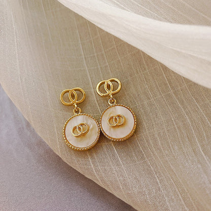 金色鋯石字母耳扣－細節特寫12｜https://igowo.tw/