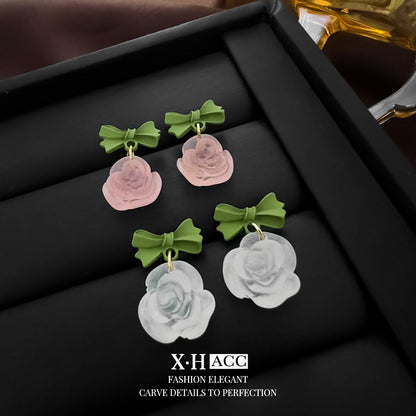 銀針山茶花蝴蝶結耳釘－商品主圖｜https://igowo.tw/