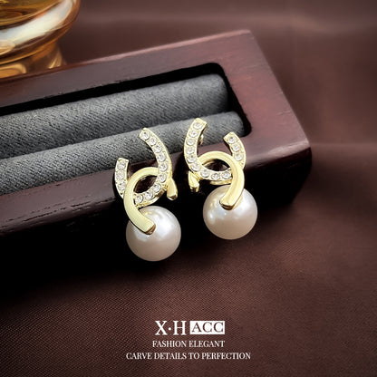 珍珠字母鑲鑽耳釘－商品主圖｜https://igowo.tw/