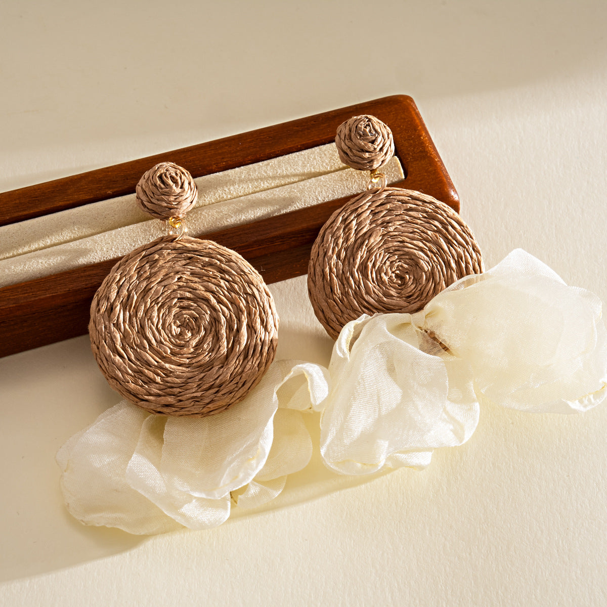 樹脂貝殼花朵耳釘－細節特寫31｜https://igowo.tw/