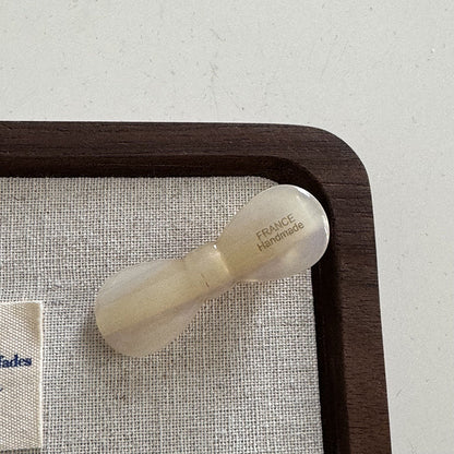 醋酸板材蝴蝶結髮夾－奶白偏光-橢圓結款細節｜https://igowo.tw/