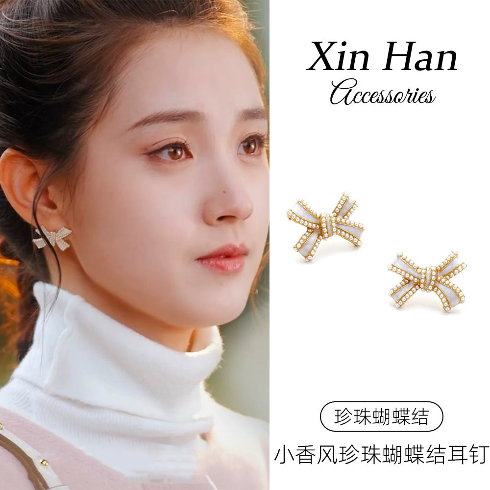 白色珍珠蝴蝶結耳釘－商品主圖｜https://igowo.tw/
