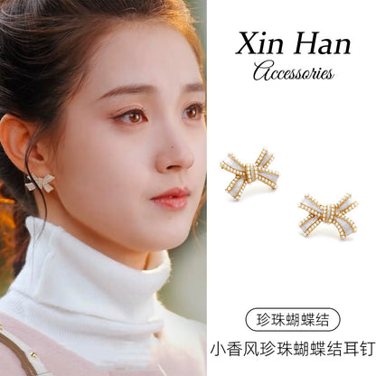 白色珍珠蝴蝶結耳釘－商品主圖｜https://igowo.tw/