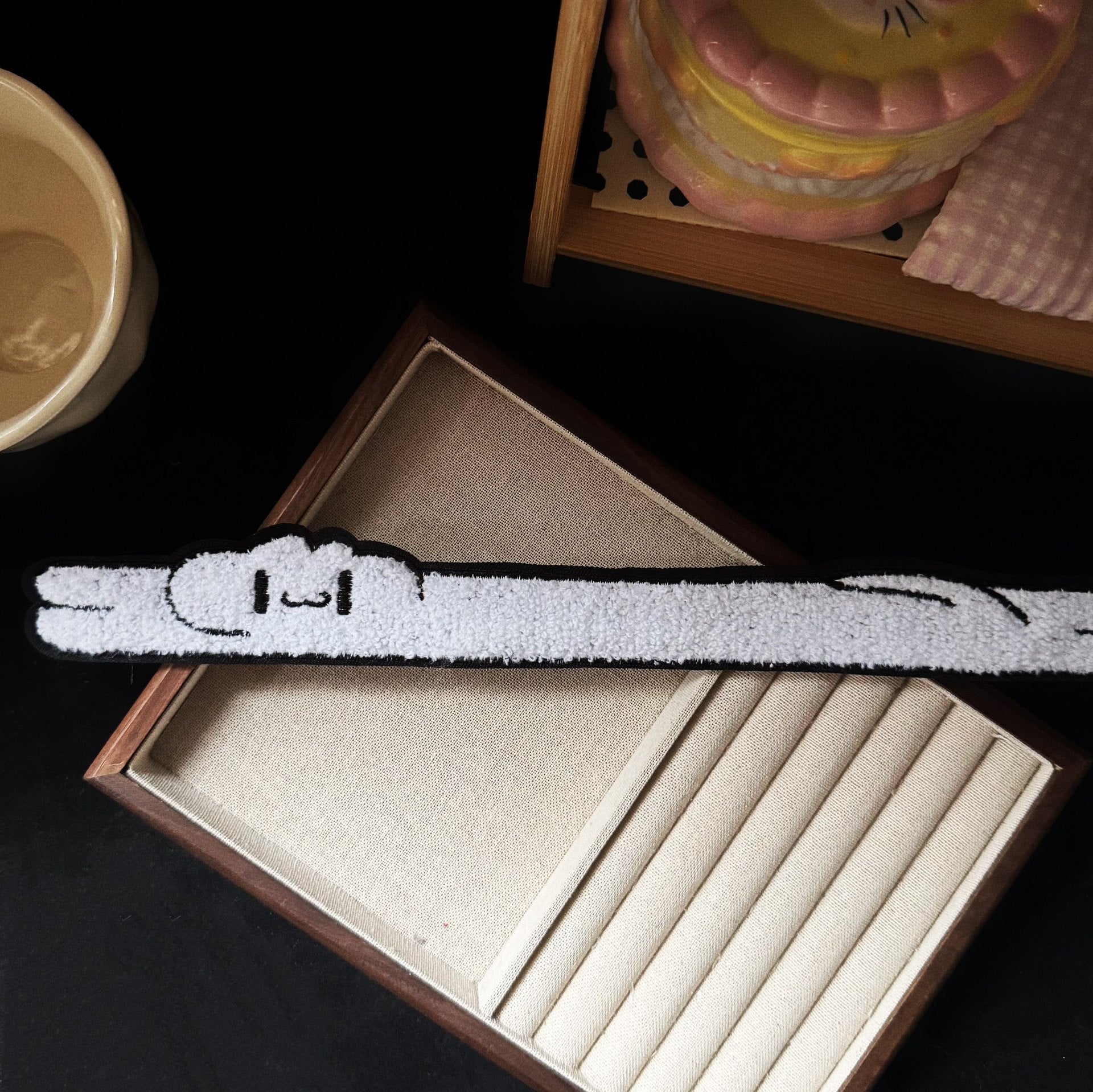 棕色簡約髮夾－長咖色小狗魔法貼款細節1｜https://igowo.tw/