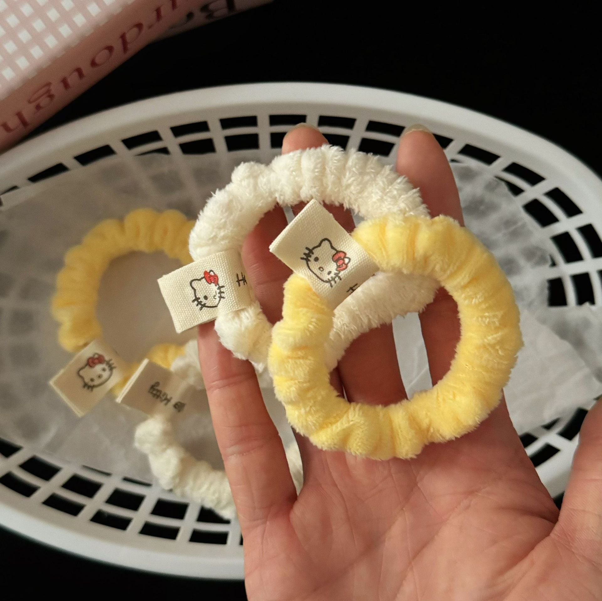 黃色絨面貓咪簡約髮圈－商品主圖｜https://igowo.tw/