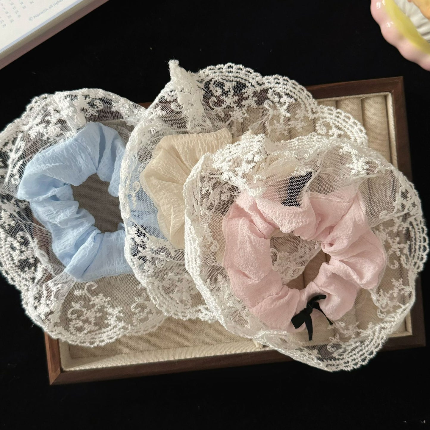 網紗蝴蝶結大腸圈髮圈－商品主圖｜https://igowo.tw/