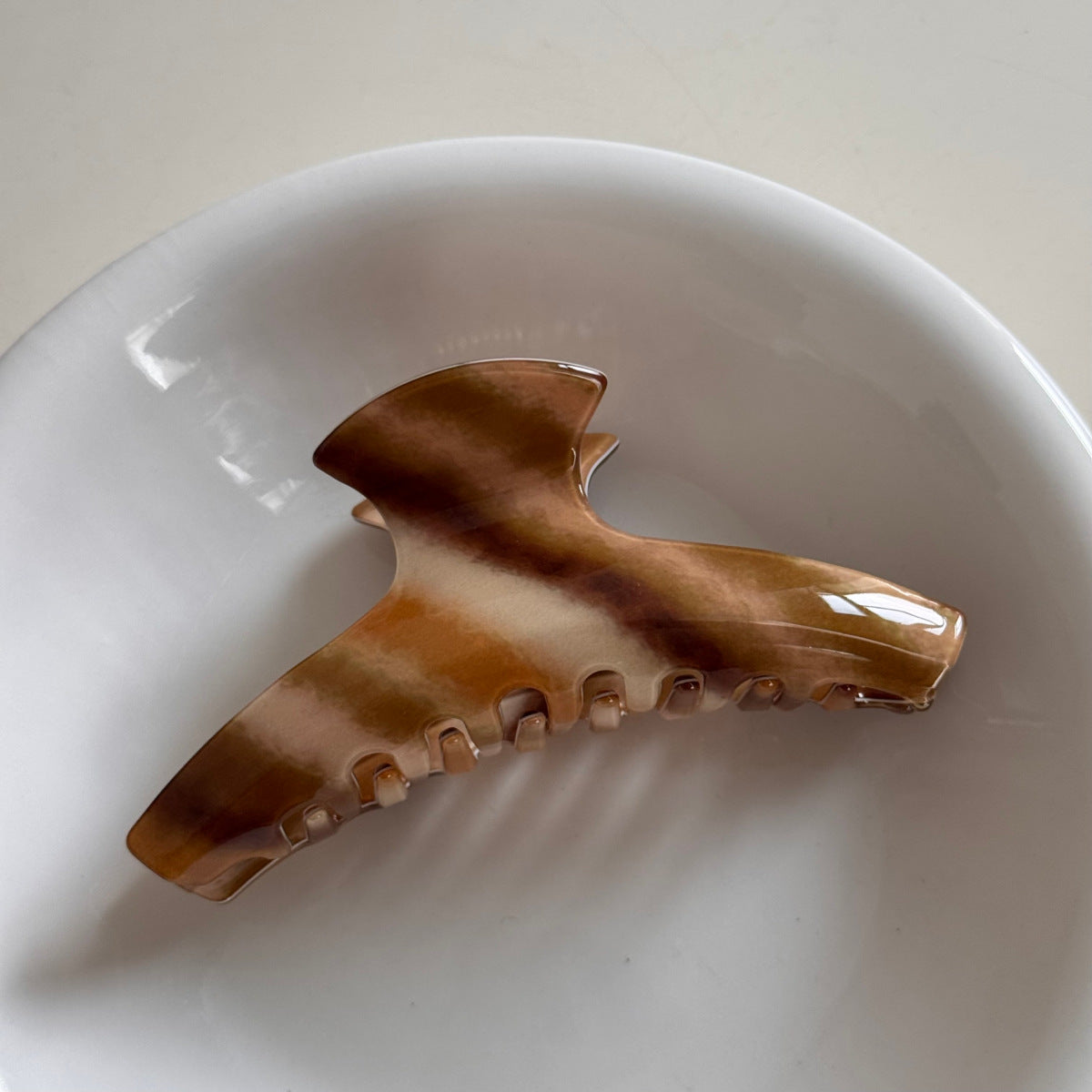 彩色復古鯊魚夾－藍紫斜紋-粗一字款細節｜https://igowo.tw/