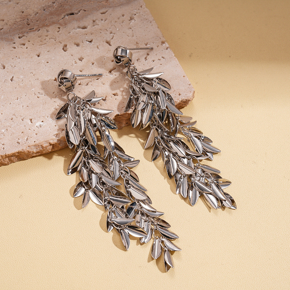 珍珠金屬花朵流蘇耳環－34#銀針-銀色款細節18｜https://igowo.tw/