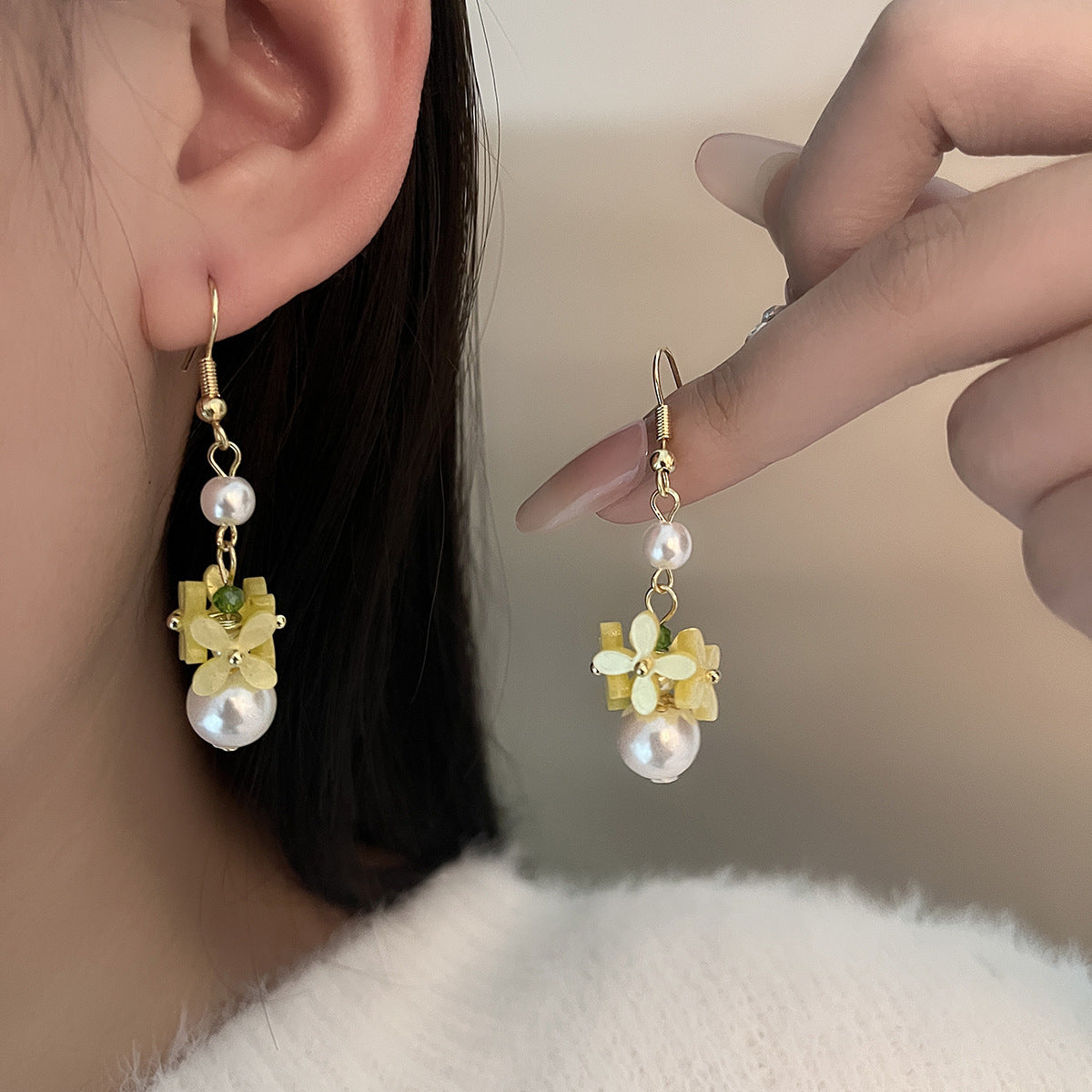 貓眼石花朵鑲鑽耳環－5/白色款細節｜https://igowo.tw/