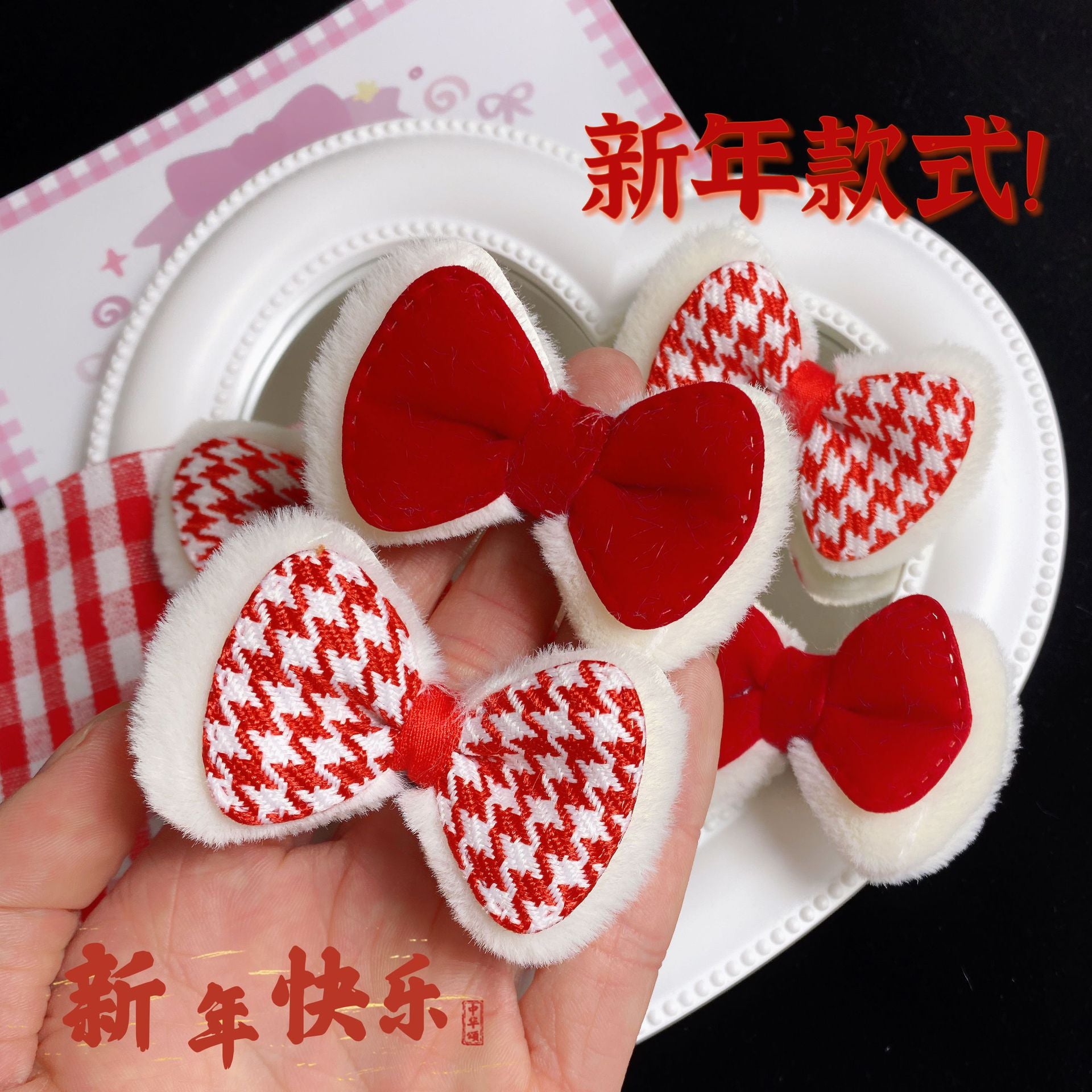 紅色絨面蝴蝶結髮夾－商品主圖｜https://igowo.tw/