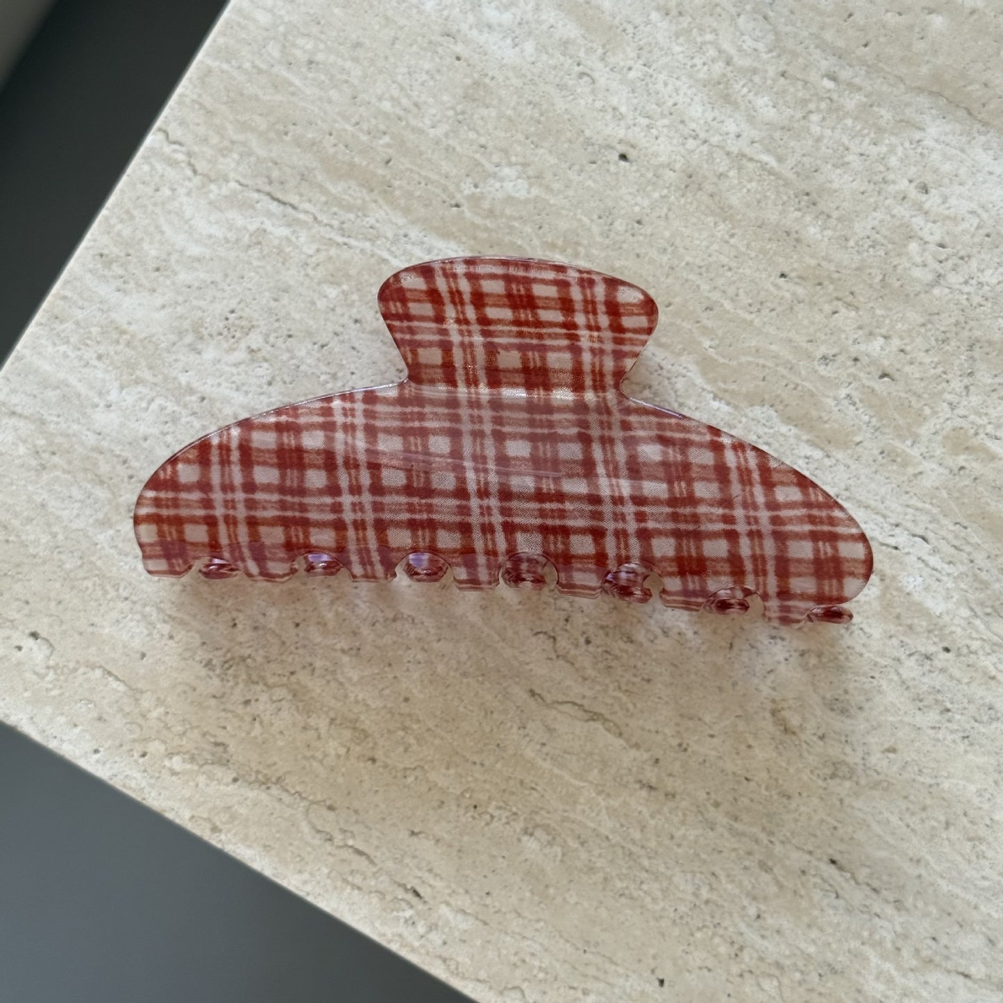 醋酸板材格紋鯊魚夾－灰格紋貝殼夾款細節｜https://igowo.tw/
