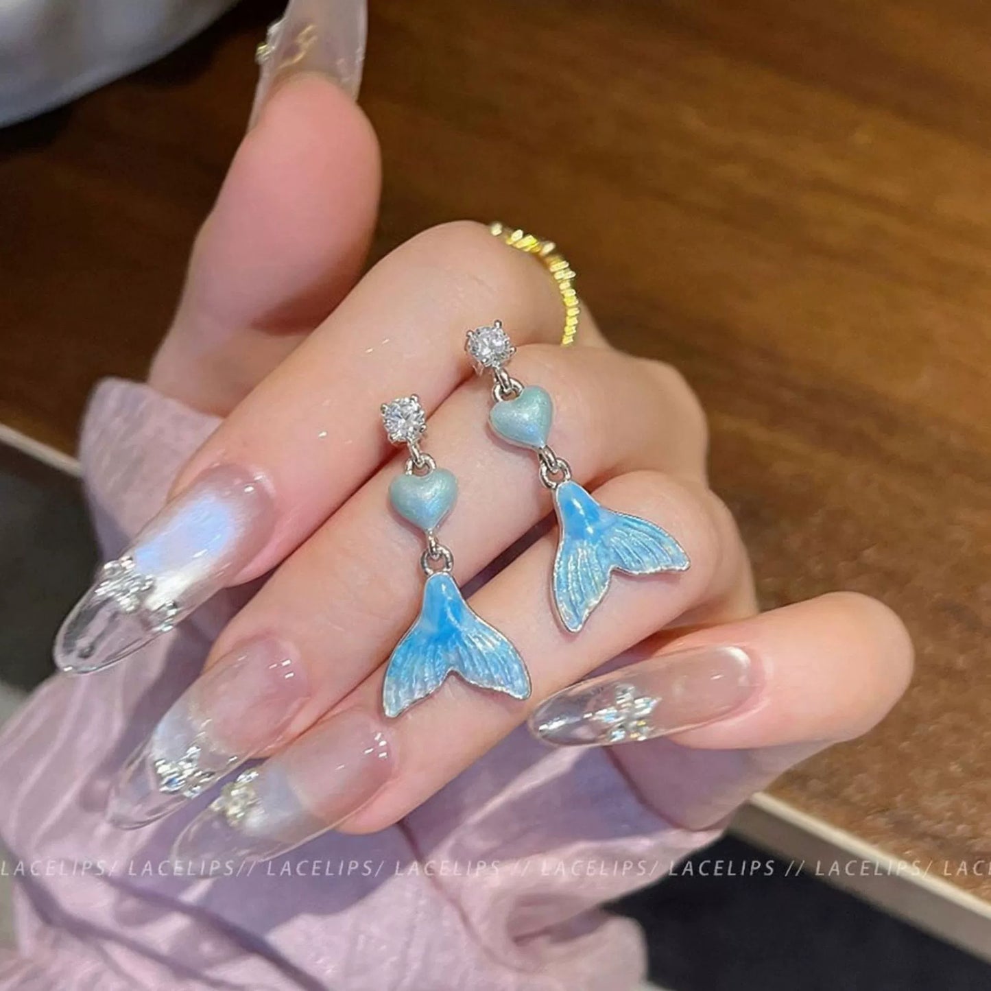 魚尾愛心耳釘－商品主圖｜https://igowo.tw/