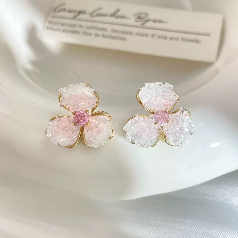 粉色水晶花朵耳環－藍款實拍｜https://igowo.tw/