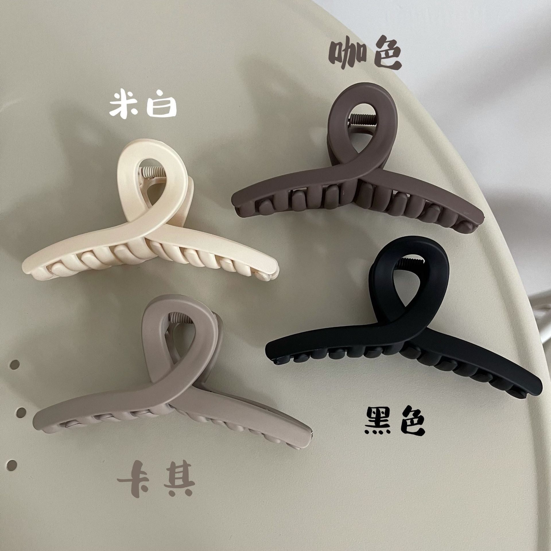 白色磨砂鯊魚夾－咖色款細節｜https://igowo.tw/