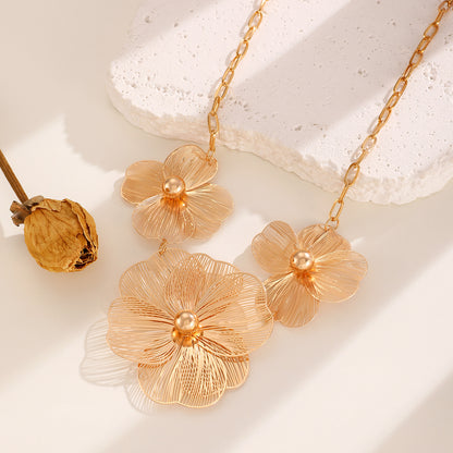 金色鋯石花朵精雕項鍊－細節特寫2｜https://igowo.tw/