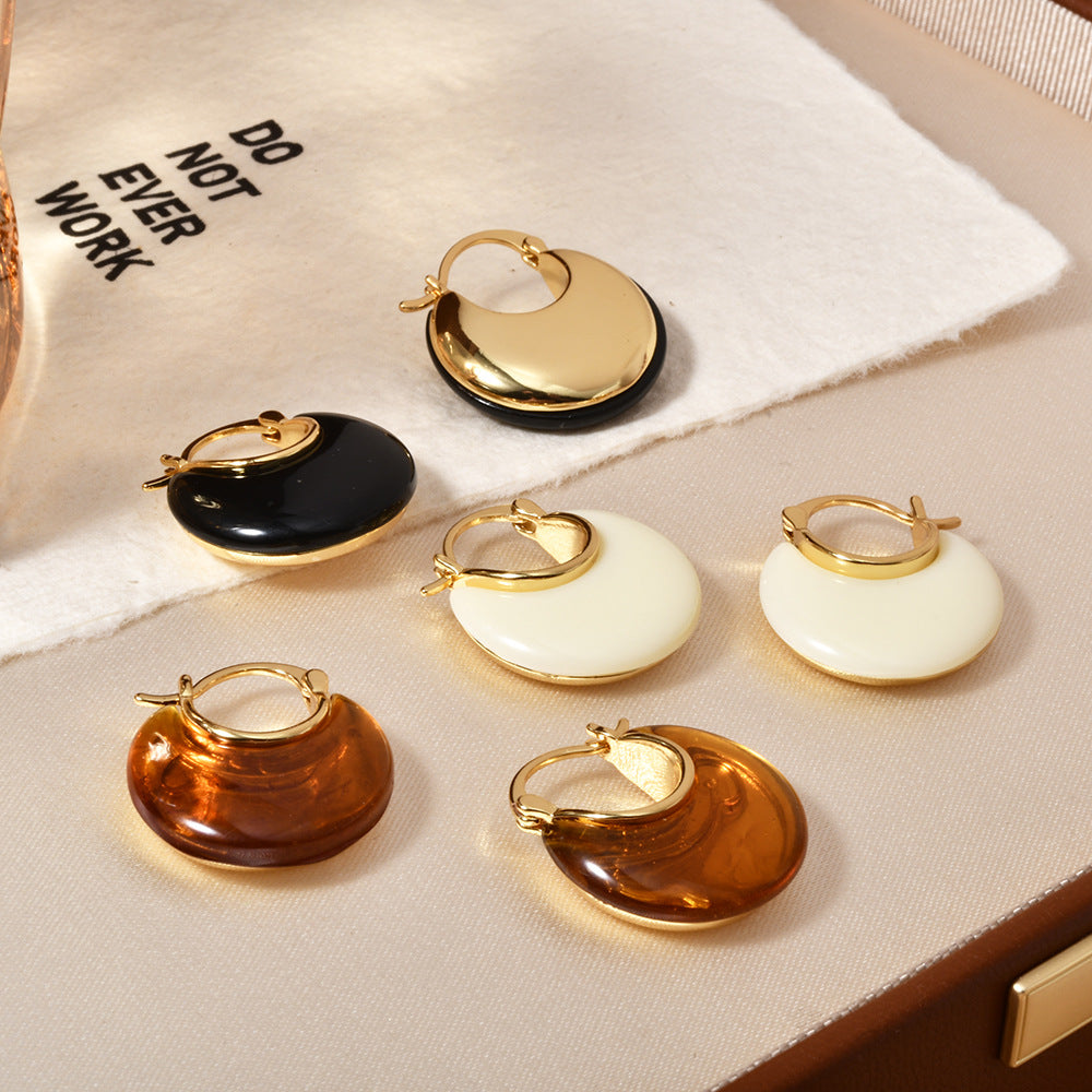 棕色樹脂小巧耳扣－細節特寫1｜https://igowo.tw/