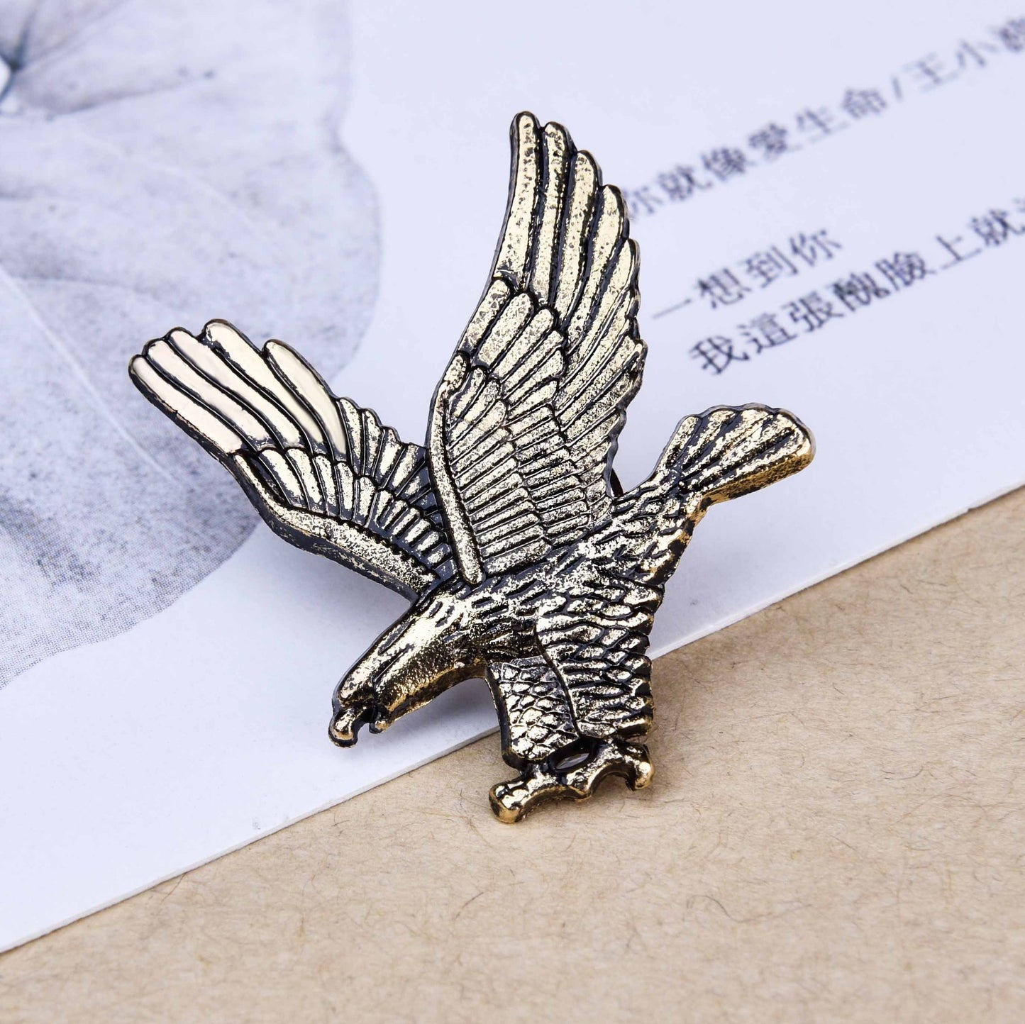 金屬蝴蝶皇冠鑲鑽胸針－細節特寫10｜https://igowo.tw/