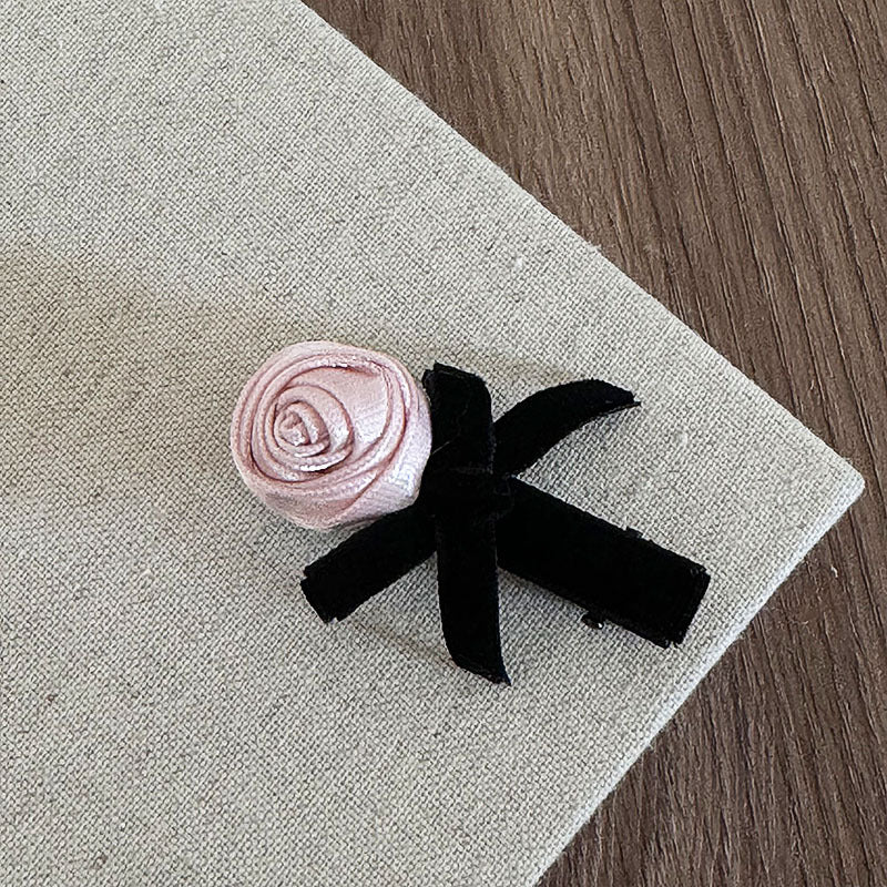 粉色玫瑰蝴蝶結髮夾－絲絨粉玫瑰-腸圈款細節｜https://igowo.tw/